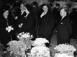Johannes Virolainen puutarhanäyttelyssä. Kuva: Museovirasto, 6.1.88.