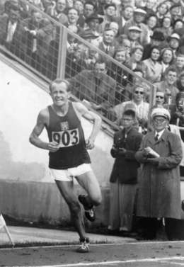 Emil Zatopek voitti maratonjuoksun Helsingin olympialaisissa. Kuva: Museovirasto, 19.4.-78.