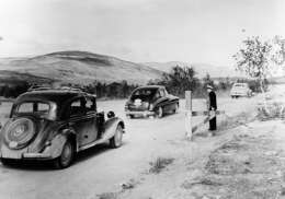 Fred Runeberg: Kilpisjärven rajapuomi (autot: Mercedes Benz 170 Va, Ford Vedette ja Austin). Kuva: Suomen valokuvataiteen museo, SML14348.
