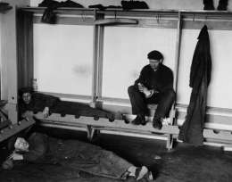 Telakkatyöläiset voivat ottaa ruokanokosensa siisteissä, mutta karuissa tiloissa. Kuva: K-G. Roos, Suomen valokuvataiteen museo, Helsinki 104.