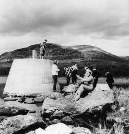 Y. Metsälä: kolmen valtakunnan rajapyykki. Kuva: Suomen valokuvataiteen museo, SML 14600.