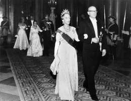 Kuningatar Louise ja presidentti Urho Kekkonen, heidän takanaan rouva Sylvi Kekkonen ja kuningas Kustaa VI Aadolf. Kuva: Museovirasto, 29.3.89/1.