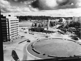 U.A. Saarinen: Lahden liikenneympyrä. Kuva: Suomen valokuvataiteen museo SML 14947.
