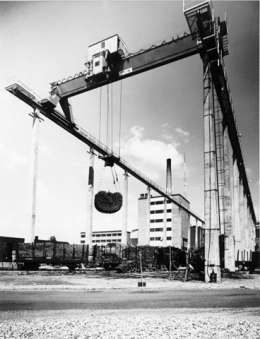 Mauno Mannelin: Lielahden selluloosatehdas. Kuva: Museovirasto, 21.4.89.243.