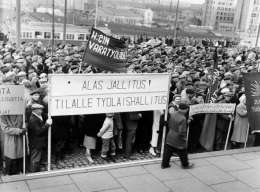 Työväestön mielenosoitus eduskuntatalolla. Kuva: Suomen valokuvataiteen museo, 6319M/KK.