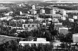 Tapiola lännestä keskustaan katsottuna. Kuva: Museovirasto.
