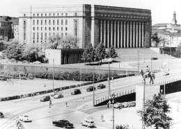 Teuvo Kanerva: Ratsastajapatsas ja eduskuntatalo. Kuva: Suomen valokuvataiteen museo, SMY 15616.
