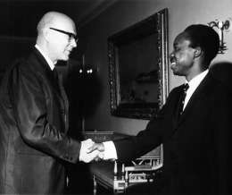 Presidentit Kekkonen ja Nyerere. Kuva: Museovirasto, 29.3.89:58.