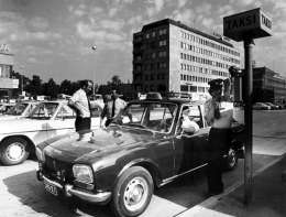 Teuvo Kanerva: Joensuun torin taksiasema. Kuva: Museovirasto, 6.1.87.