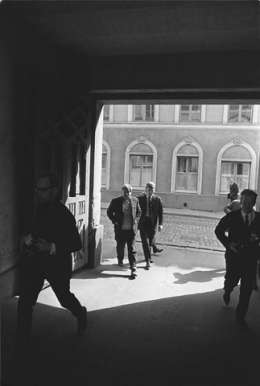 Kalle Kultala: Hannu Salama saapuu Helsingin raastuvanoikeuteen. Kuva: Suomen valokuvataiteen museo, cd: 679 b.
