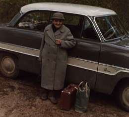Mummi käymässä kesämökillä. Kuva Kaisa Kuusen hallussa.
