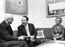 Presidentti Kekkonen, prinssi Sadruddin Aga Kahn ja varatuomari Helvi Sipilä. Kuva: Museovirasto, 29.3.89:68.