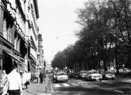 Anna-Liisa Harki: autoja Esplanadilla. Kuva: Museovirasto, 6.1.87.