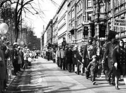 Teuvo Kanerva: EEC:n vastaiset tunnukset olivat näkyvästi esillä SKDL:n vappumarssilla. Kuva: Museovirasto, 8.1.87.