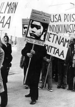 Tamperelaisten nuorten mielenosoitusVietnamin puolesta ja varojen keräämiseksi lastensairaalalle. Kuva yksityisomistuksessa.