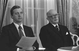 Kalle Kultala: Kalevi Sorsa ja Martti Miettunen. Kuva: Suomen valokuvataiteen museo, cd: 3736 d.