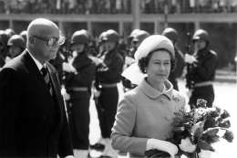 Presidentti Kekkonen ja kuningatar Elisabet II. Kuva: Museovirasto, 7.5.92:403.