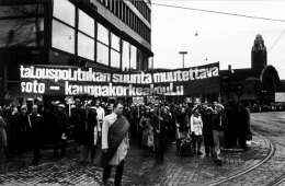 Timo Lehtonen: SKDL:n vappumarssi. Kuva: Museovirasto, 6.4.-88.