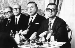 Veikko Koivusalo: Paul Paavela, Eino Uusitalo, Johannes Virolainen ja Kalevi Sorsa. Kuvaajan hallussa.