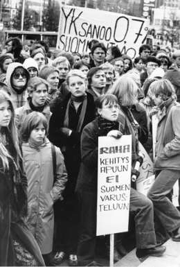Veikko Koivusalo: mielenosoittajat vaativat Suomea lisäämään kehitysavun määrää, kuvaajan hallussa.