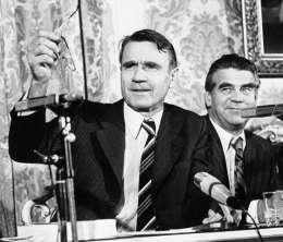 Veikko Koivusalo: Pääministeri Koivisto julkisti vuoden 1980 budjetin, kuvaajan hallussa.