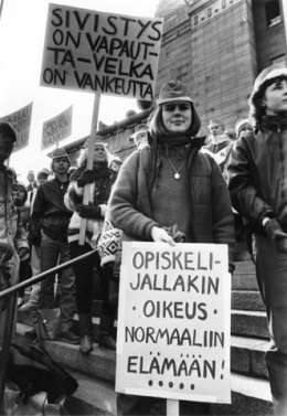Veikko Koivusalo: opiskelijoiden mielenosoitus eduskuntatalolla, kuvaajan hallussa.