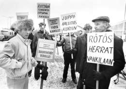 Veikko Koivusalo: joensuulaiset kommunistit osoittivat mieltään hallitusta vastaan, kuvaajan hallussa. 