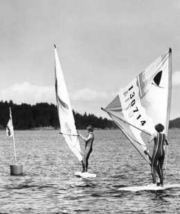 Teuvo Kanerva: purjelautailijoita Saimaalla. Kuva: Museovirasto, 10.3.93:160.