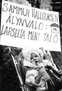 Eero Roine: mielenosoitus talouspolitiikkaa vastaan, kuvaajan hallussa. 