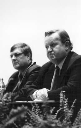 Markku Hyvönen: presidenttiehdokkaat Claes Andersson ja Martti Ahtisaari. Kuva: Museovirasto, neg. 203413.