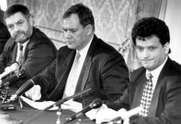 Veikko Koivusalo: toinen opetusministeri Claes Andersson, pääministeri Paavo Lipponen ja oikeusministeri Sauli Niinistö. Kuvaajan hallussa.