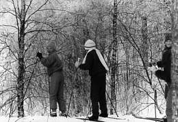 Hiihtäminen kuului koulun urheiluohjelmaan Tyrnävällä. Kuva Jaakko Aution hallussa.
