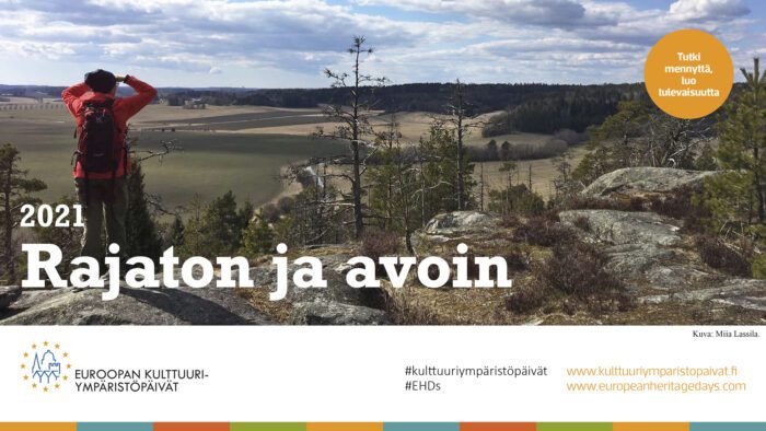 Ulkoiluvarusteisiin pukeutunut henkilö tähyilee kalliolta avautuvaa avaraa pelto- ja metsämaisemaa.
